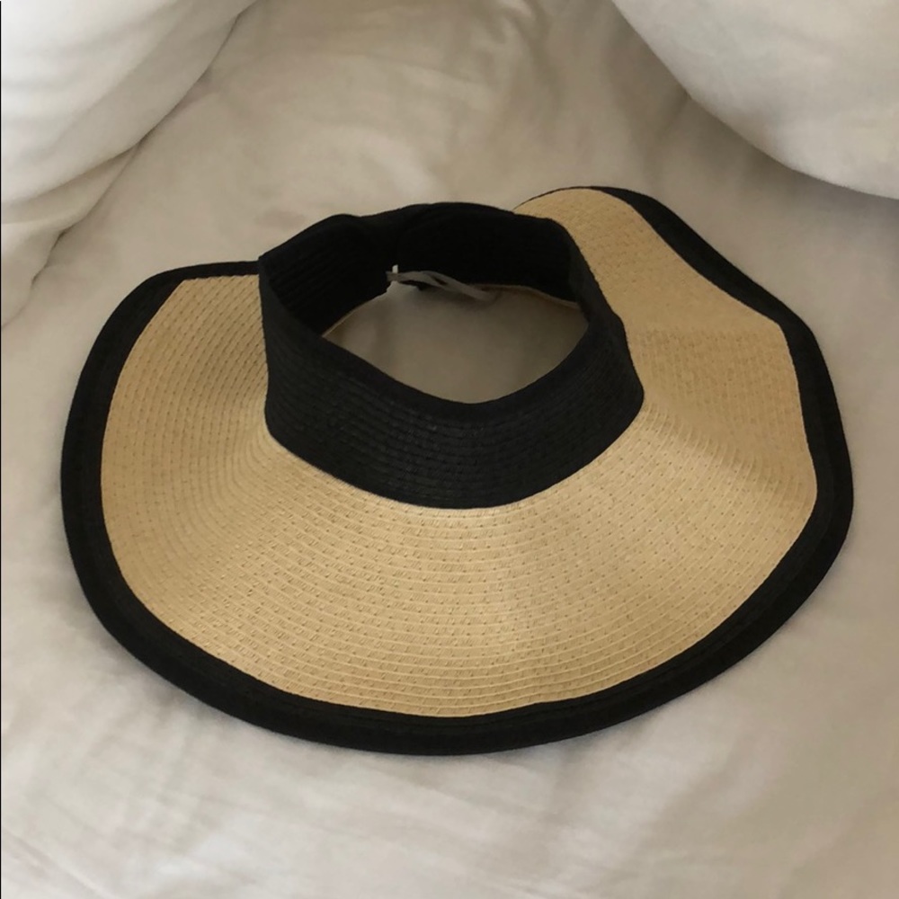Flexible straw visor hat with black border